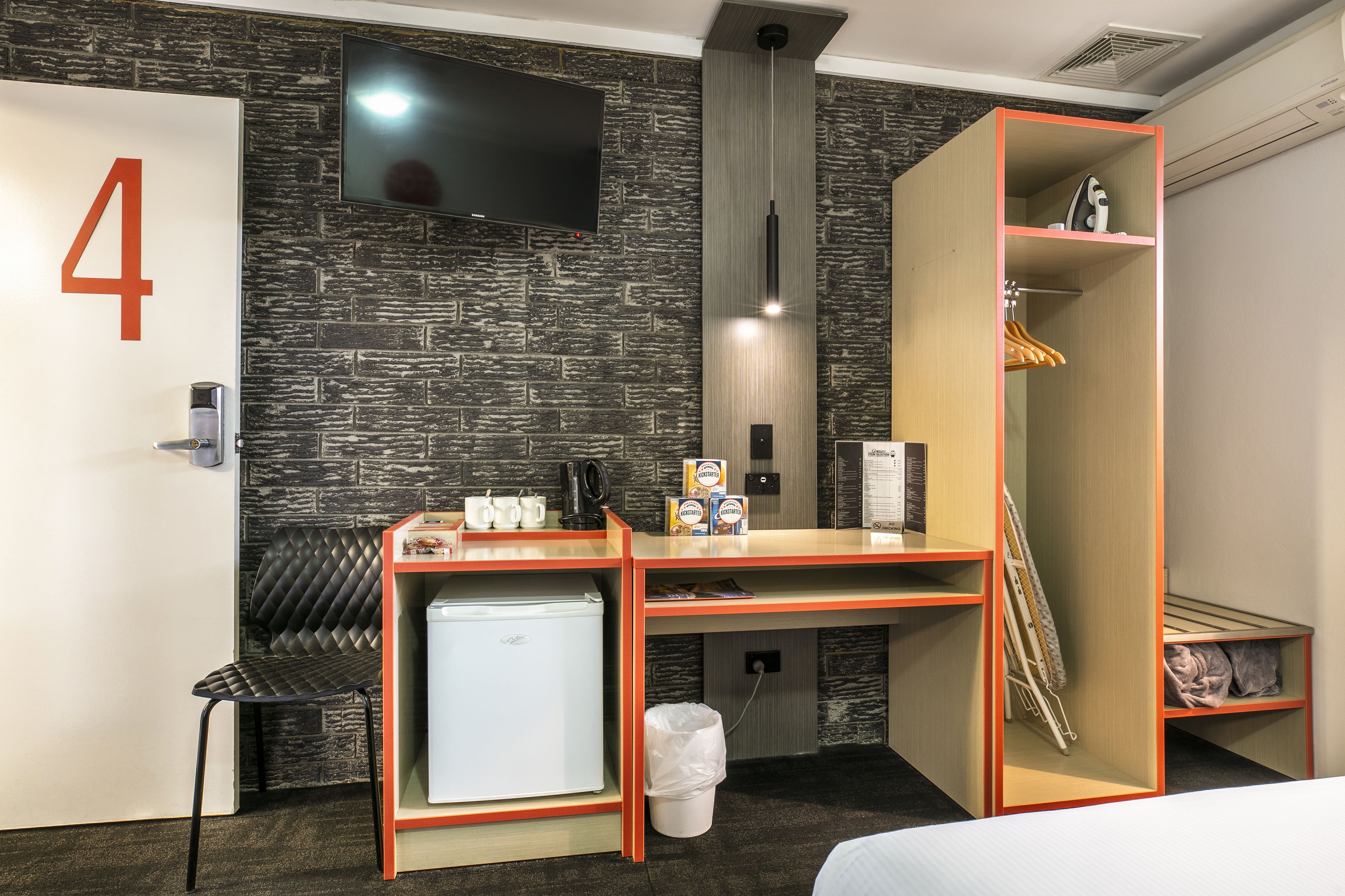 studio queen & extra bed | desk, laptop workspace, iron/ironing board, free wifi