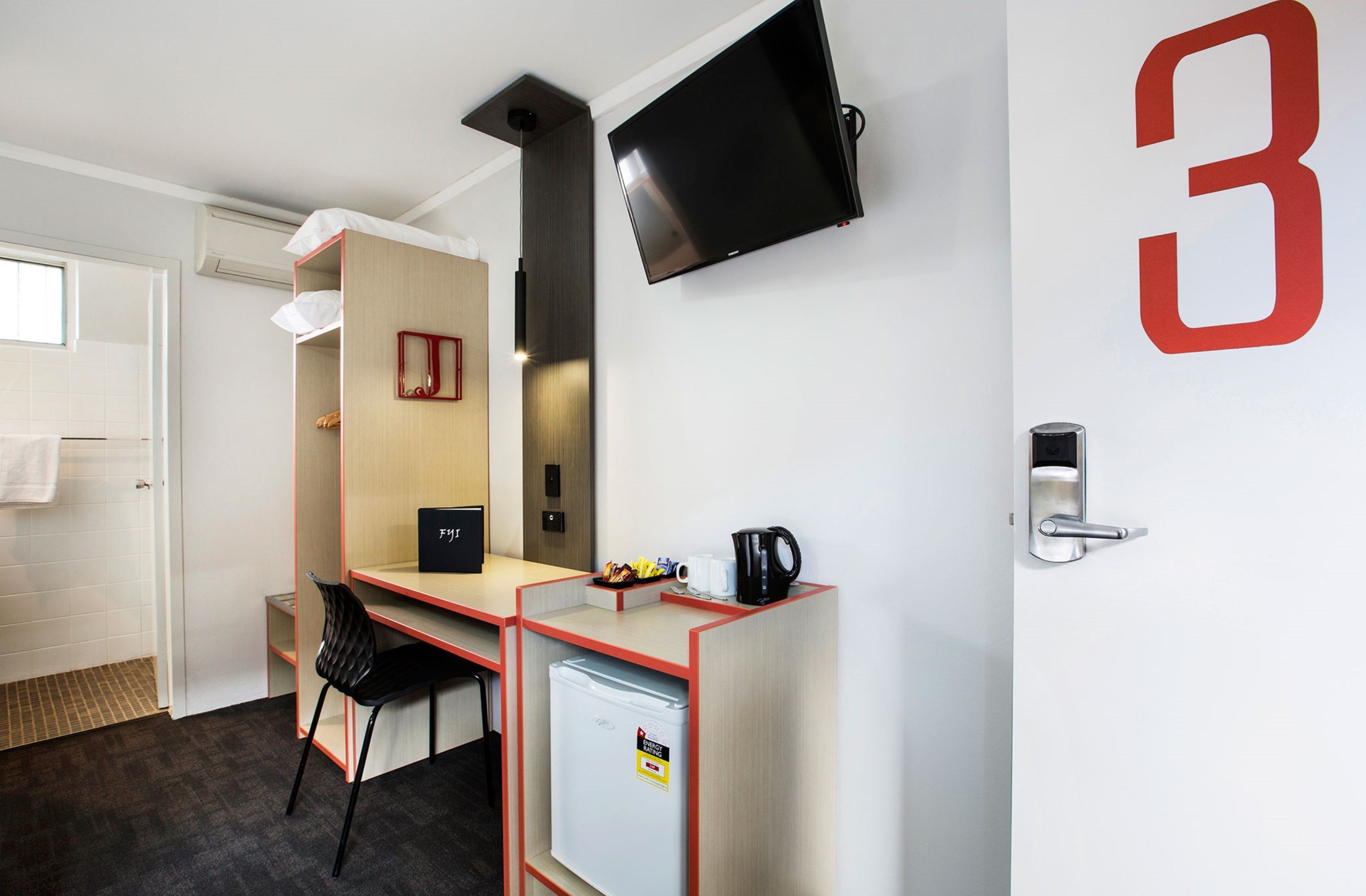 studio queen & extra bed | room amenity