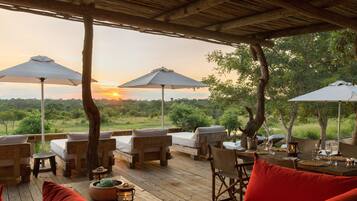 Petit déjeuner, déjeuner et dîner servis sur place