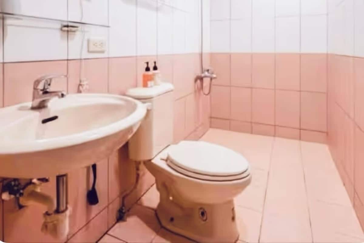 Un baño con lavamanos, inodoro y ducha.