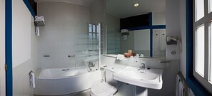 Kamer, 1 twee- of 2 eenpersoonsbedden | Badkamer | Een bad, gratis toiletartikelen, een haardroger, een bidet