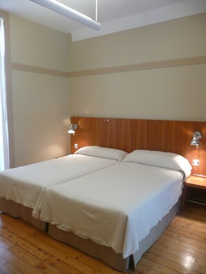 Habitación con 1 cama matrimonial o 2 individuales | Minibar, caja de seguridad en la habitación y escritorio 