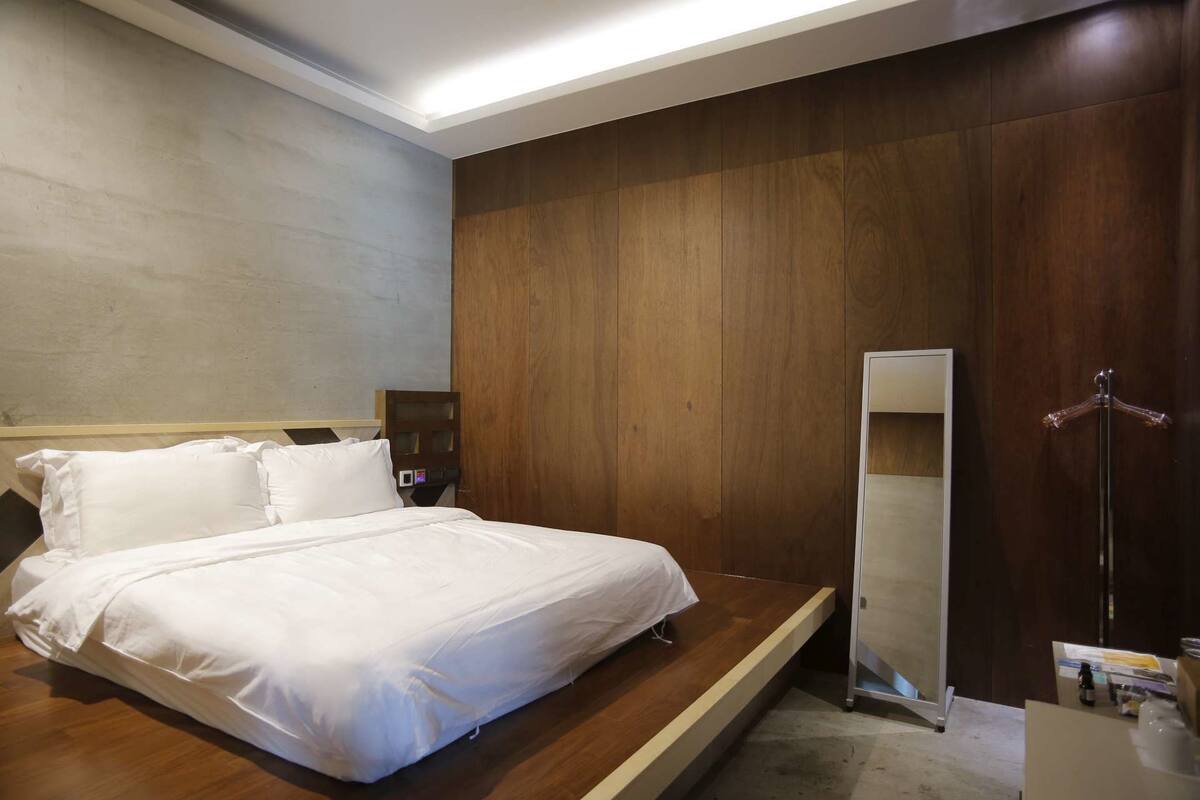 Desk, rollaway beds, free WiFi