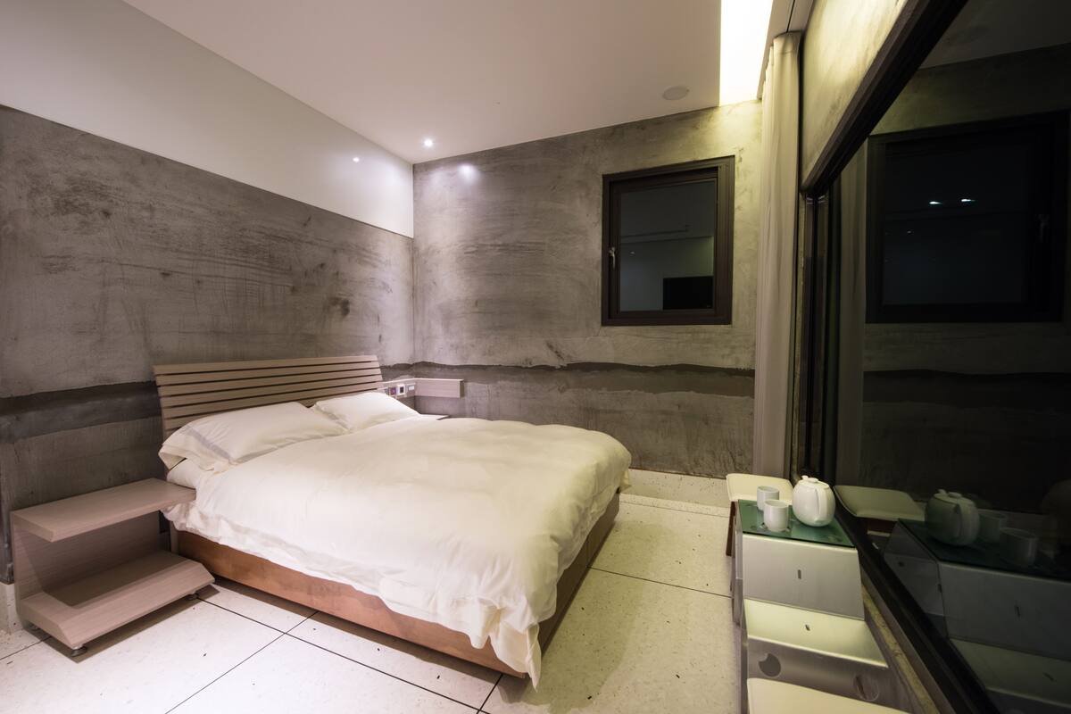 Desk, rollaway beds, free WiFi