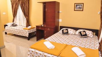 Chambre Triple, 1 chambre | Bureau, lits pliants/supplémentaires, Wi-Fi gratuit