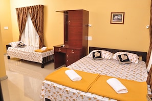 Chambre Triple, 1 chambre | Bureau, lits pliants/supplémentaires, Wi-Fi gratuit