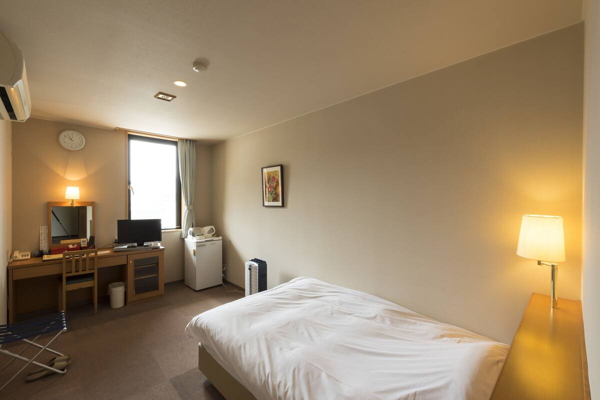 Single Room, Private Bathroom | Desk, free WiFi