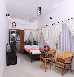 Habitació doble Deluxe (AC with balcony having twin bed) | Caixa forta a l'habitació, escriptori i wifi gratuïta 
