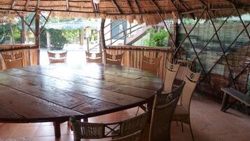 Se sirven desayunos y cocina internacional (con vistas a la piscina)