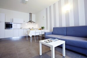 Leilighet, 1 soverom, terrasse | Eget kjøkken | Kjøleskap, kokeplater, oppvaskmaskin og kjøkkenutstyr