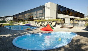 Seasonal outdoor pool, pool umbrellas, pool loungers - Riviera Palace Residence (Loano)