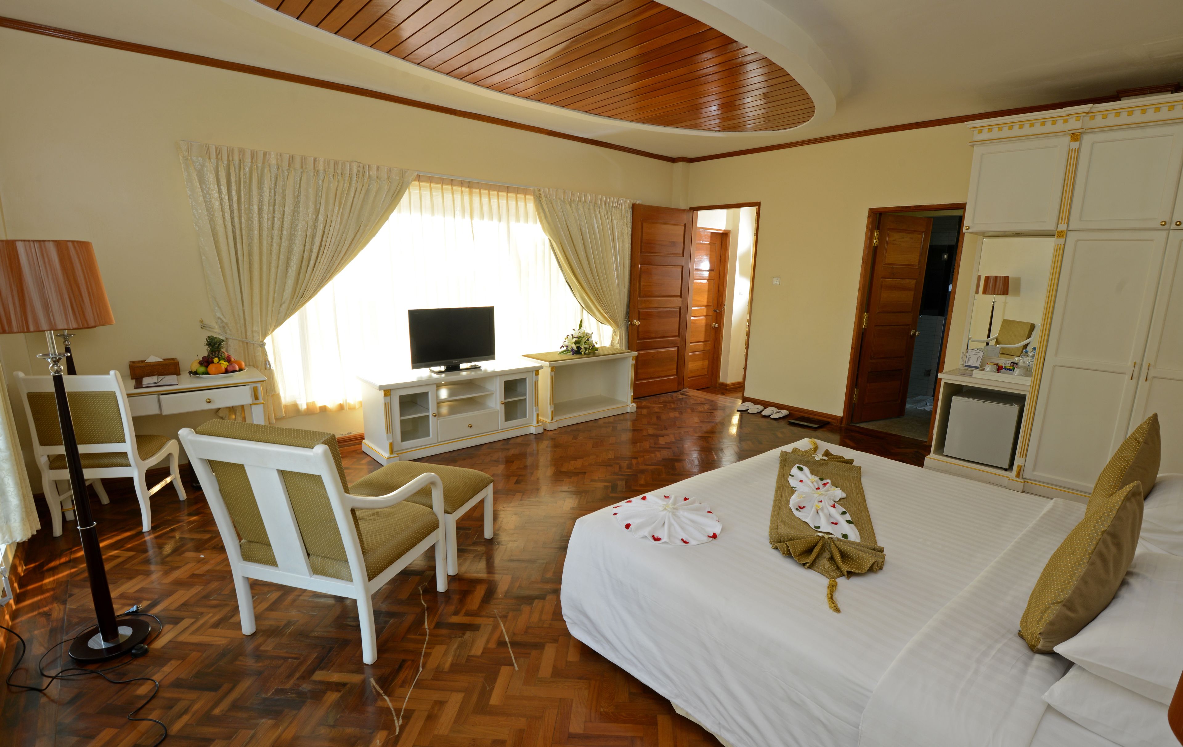 ห้องเอ็กเซกคิวทีฟสวีท | มินิบาร์, ตู้นิรภัยในห้องพัก, โต๊ะทำงาน, ผ้าม่านกันแสง