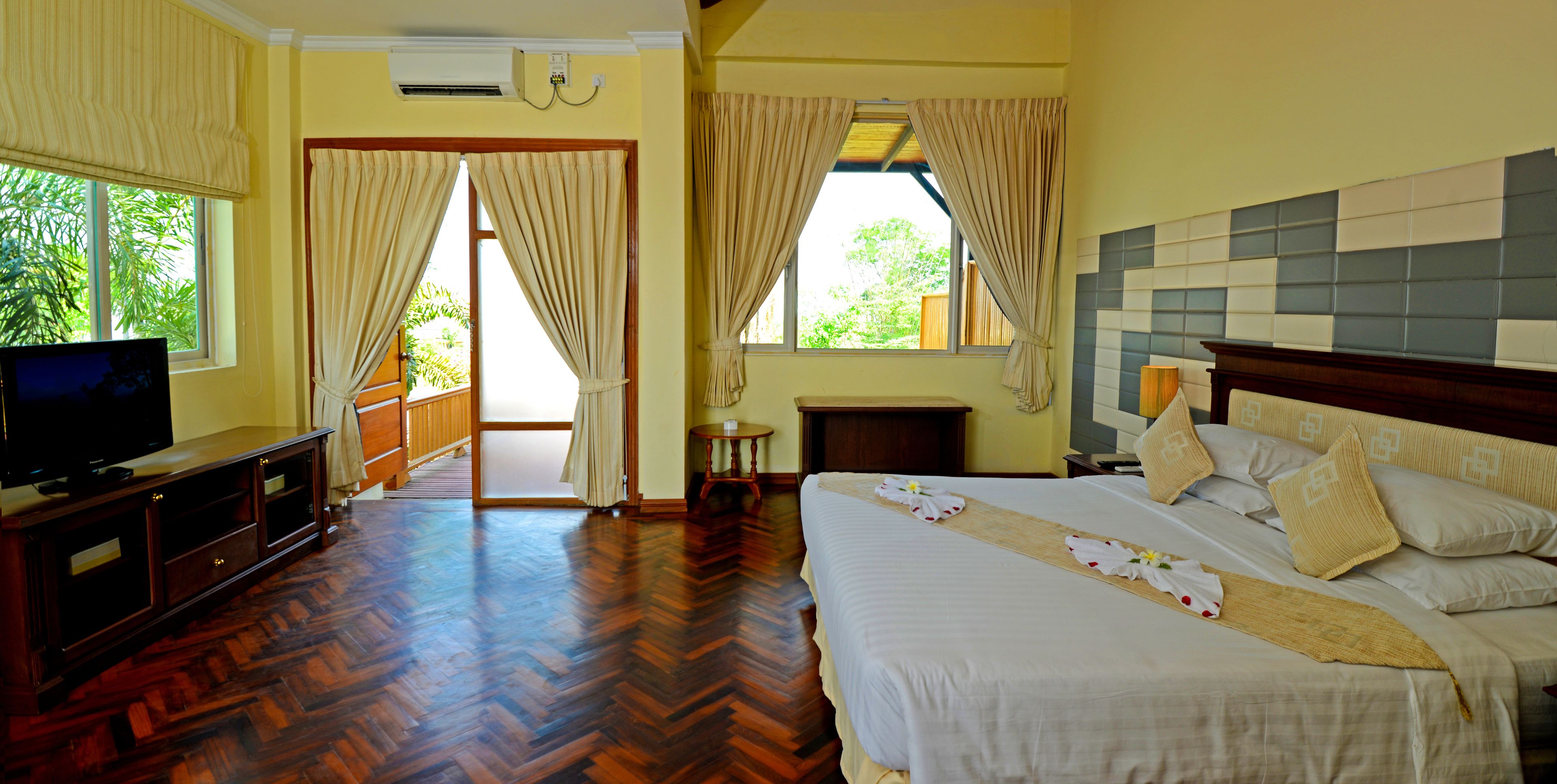 Deluxe Bungalow, 1 Double or 2 Single Beds, Hill View | Minibar, in-room safe, desk, blackout curtains