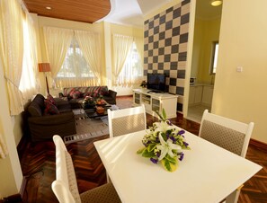 Executive Suite | Living room