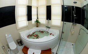 Mount Pleasant Suite | Banheiro | Produtos de toalete grátis, roupões de banho, chinelos, toalhas de banho