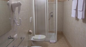 Triple Room | Bathroom | Shower, free toiletries, hair dryer, towels