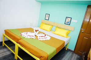 Chambre Standard avec lits jumeaux, 1 lit double, non-fumeurs, réfrigérateur et four à micro-ondes