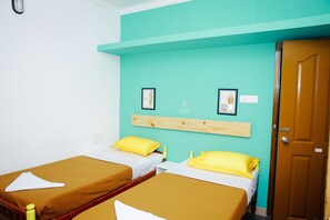 Chambre Standard avec lits jumeaux, 1 lit double, non-fumeurs, réfrigérateur et four à micro-ondes