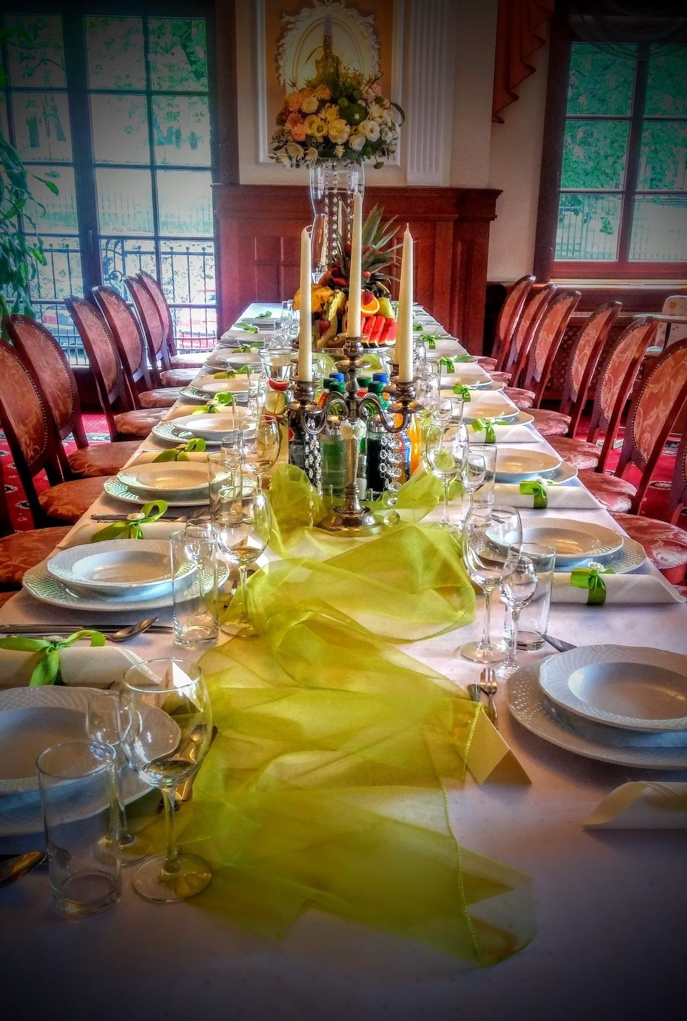 breakfast, lunch, dinner served; international cuisine