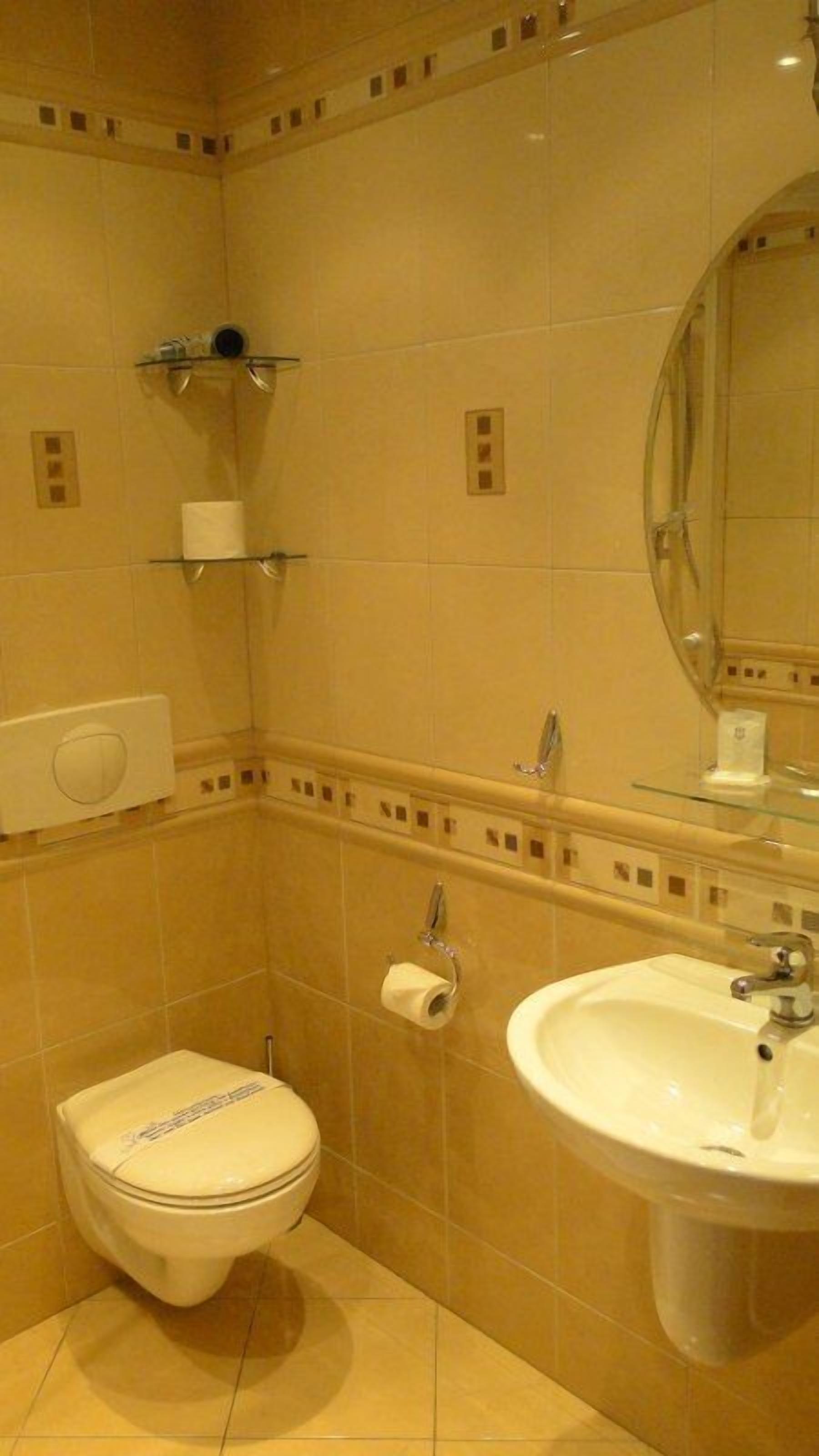 shower, free toiletries, towels