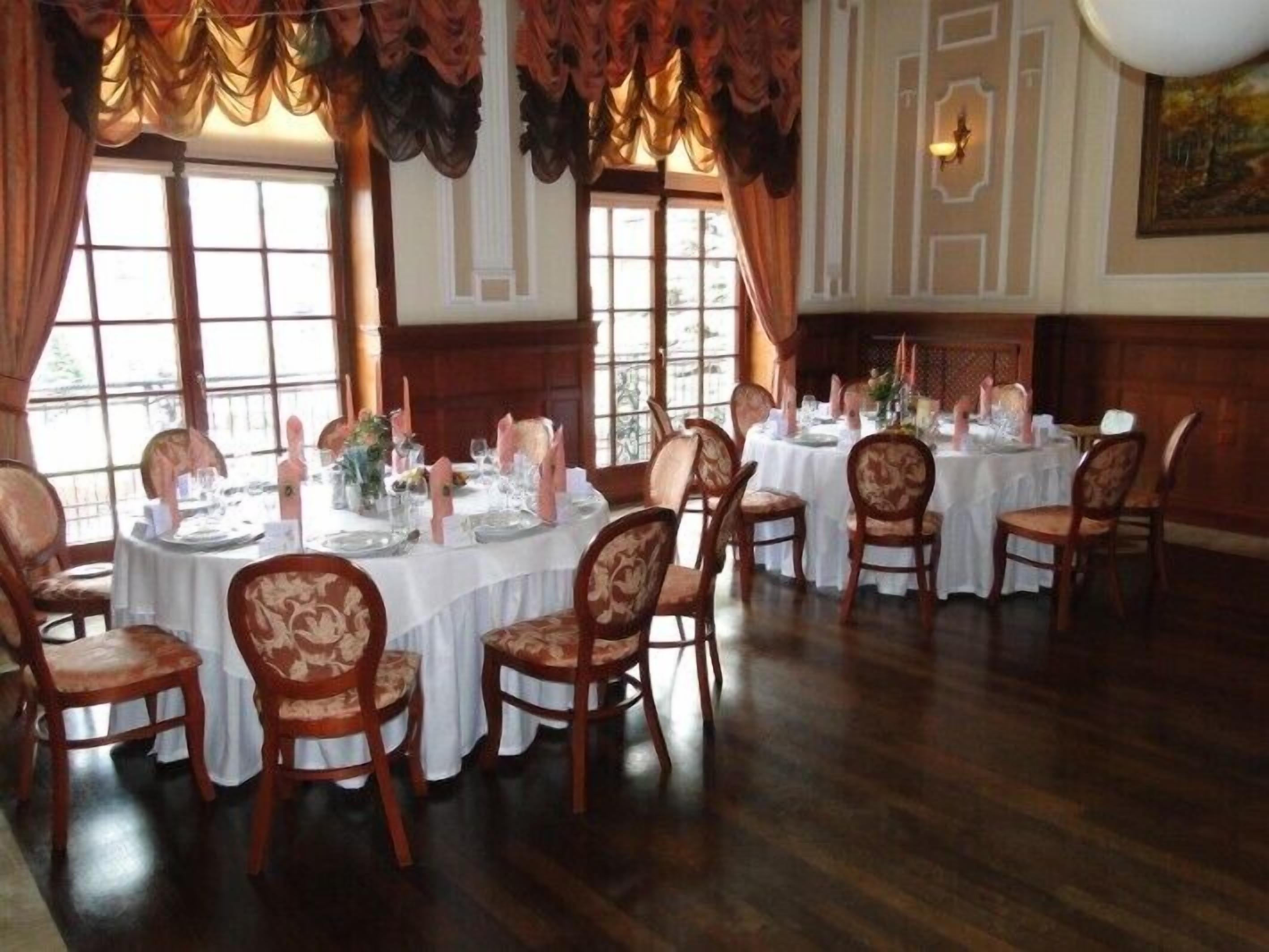 breakfast, lunch, dinner served; international cuisine