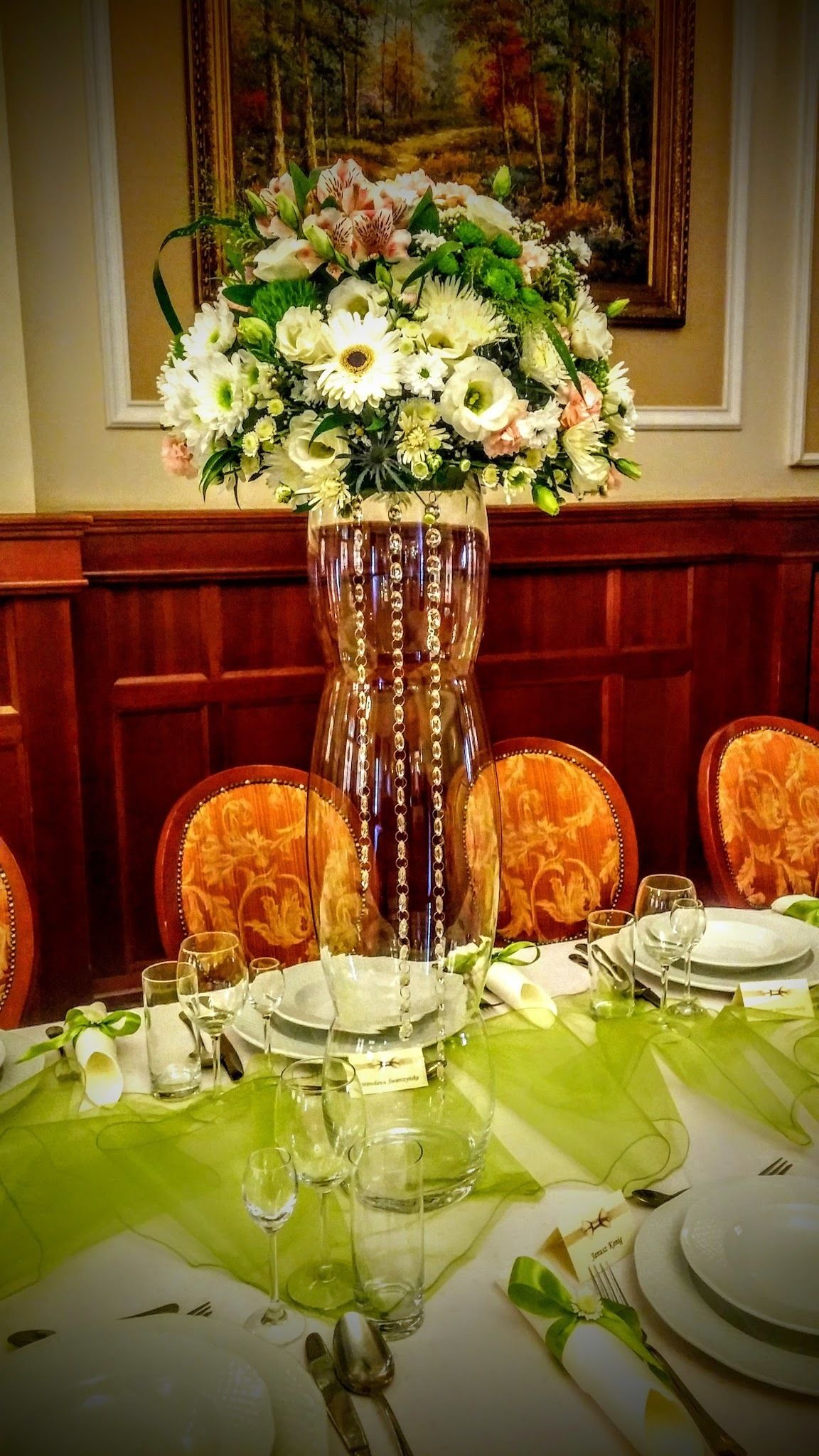 breakfast, lunch, dinner served; international cuisine