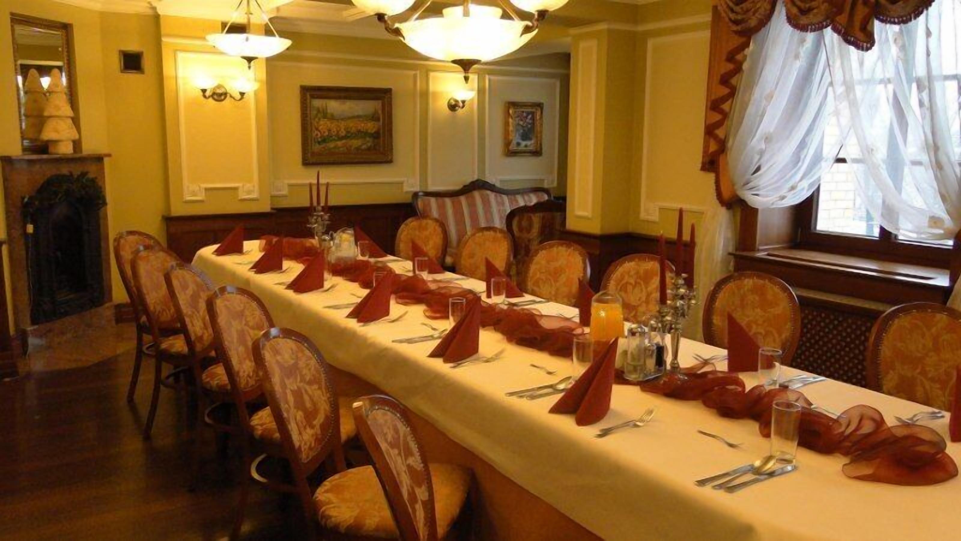 breakfast, lunch, dinner served; international cuisine