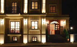 Fachada de la propiedad por la tarde o noche