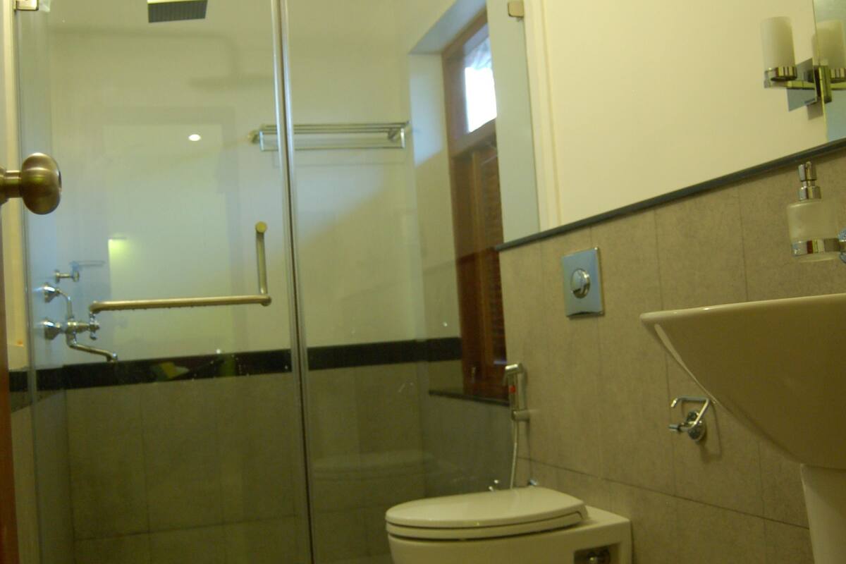 deluxe villa, multiple beds | bathroom | shower, free toiletries