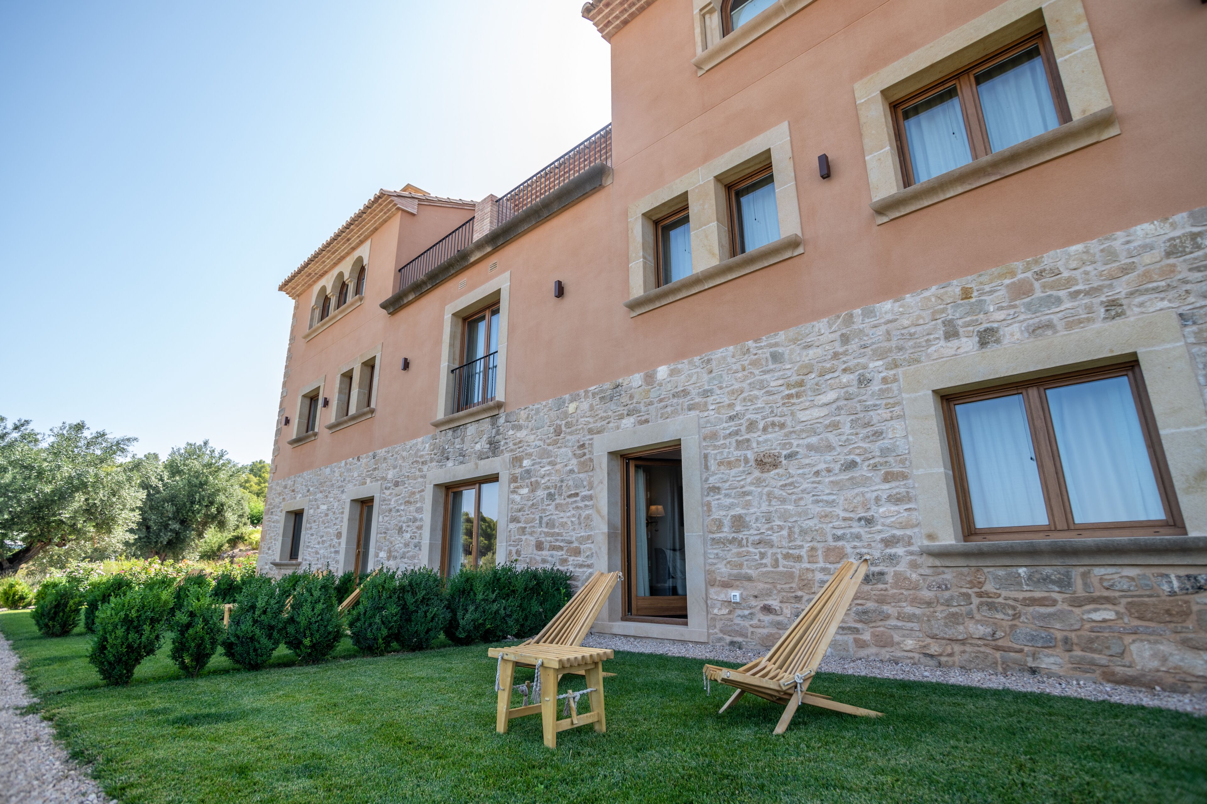 إطلالة على الفناء