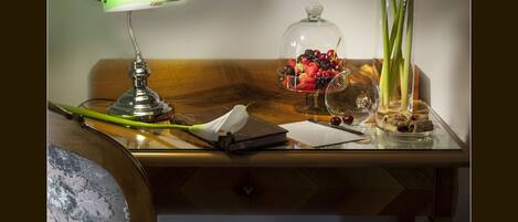 Minibar, värdeförvaringsskåp på rummet, skrivbord och ljudisolering