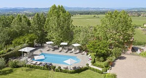 Habitación con 1 cama doble o 2 individuales | Piscina al aire libre | Una piscina al aire libre de temporada, sombrillas, tumbonas