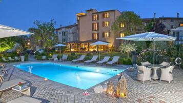 Außenpool (je nach Saison geöffnet), Sonnenschirme, Liegestühle