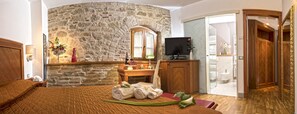 Habitación con 1 cama doble o 2 individuales | Minibar, caja fuerte, escritorio y sistema de insonorización
