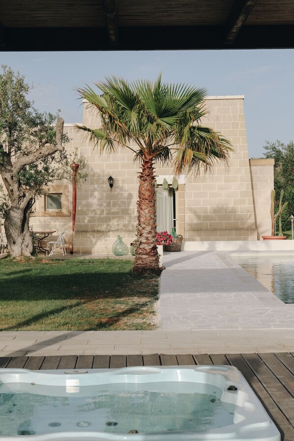 Outdoor pool, open 10:00 AM to 8:00 PM, pool loungers - Relais Masseria Petrusella (Giuggianello)