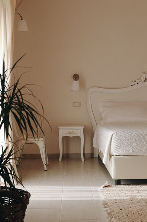 Deluxe-huoneisto, 1 makuuhuone, patio | Yksilöllisesti sisustettu, yksilöllisesti kalustettu, pimennysverhot