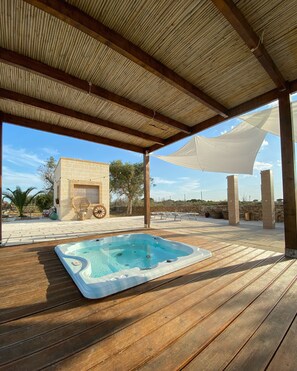 Outdoor spa tub - Relais Masseria Petrusella (Giuggianello)