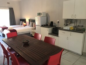 Deluxe Studio Suite, Multiple Beds, Kitchen | Private kitchen
