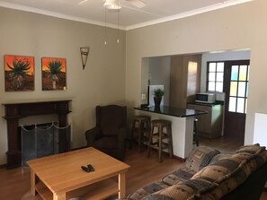Deluxe Cottage (1) | Living area