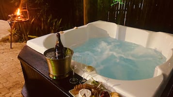 Large Family Cottage (3) | Private spa tub