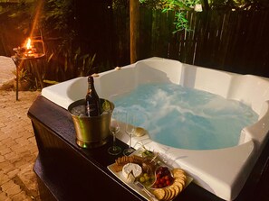 Large Family Cottage (3) | Private spa tub