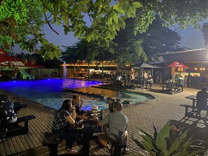 Una piscina al aire libre, tumbonas