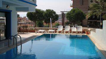 Una piscina al aire libre de temporada (de 10:30 a 18:30), sombrillas
