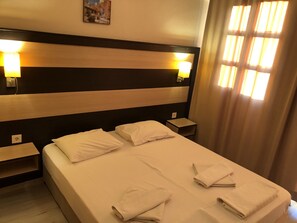 Standaard kamer, 1 twee- of 2 eenpersoonsbedden | Een bureau, beddengoed