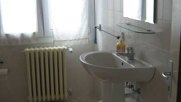 Quadruple Room | Bathroom | Shower, rainfall showerhead, free toiletries, towels
