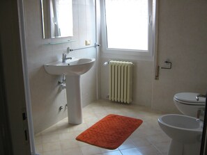 Triple Room | Bilik Mandi | Pancuran mandi, hulu semburan mandi hujan 