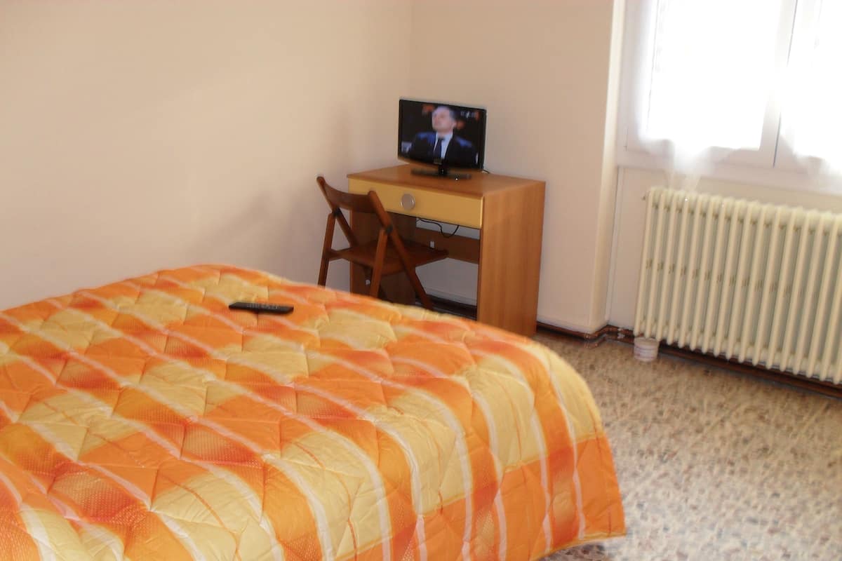 Ropa de cama de alta calidad, escritorio, wifi gratis y ropa de cama