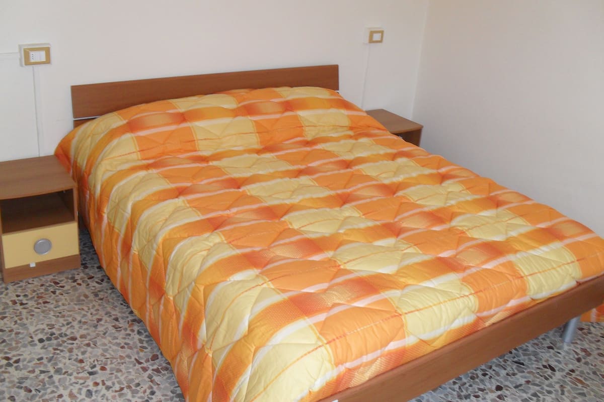 Ropa de cama de alta calidad, escritorio, wifi gratis y ropa de cama