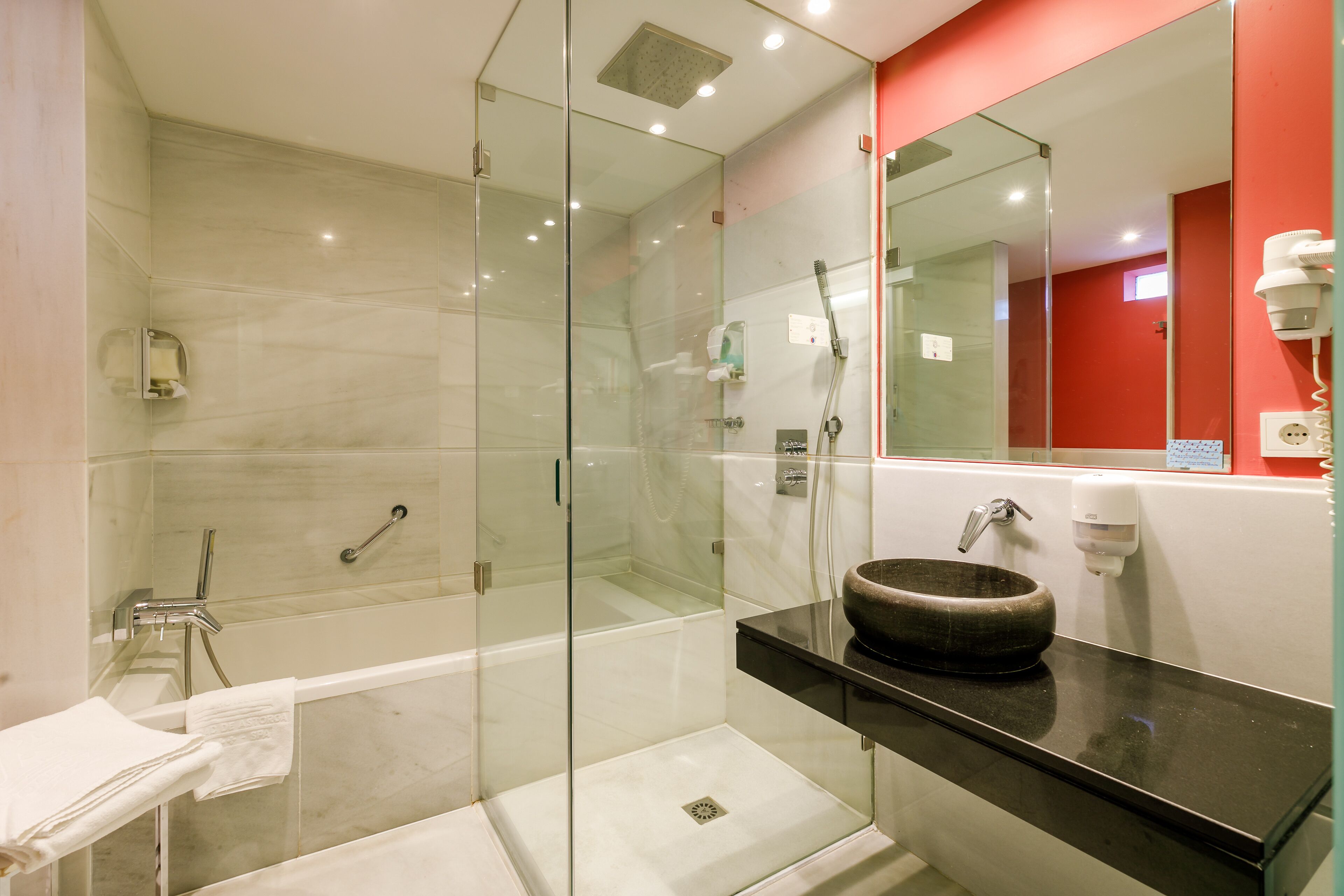 superior double room | bathroom | combined shower/bathtub, hair dryer, towels