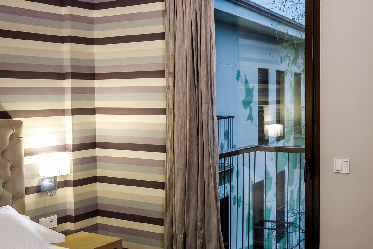 minibar, in-room safe, individually decorated, desk